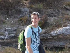 Finit la touffe et la barbe de hippie...