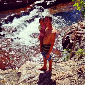 Ben et Gracie devant un des trous de Buley Rockhole.