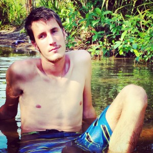 Mon homme. Ce mannequin. Détente en eau chaude.